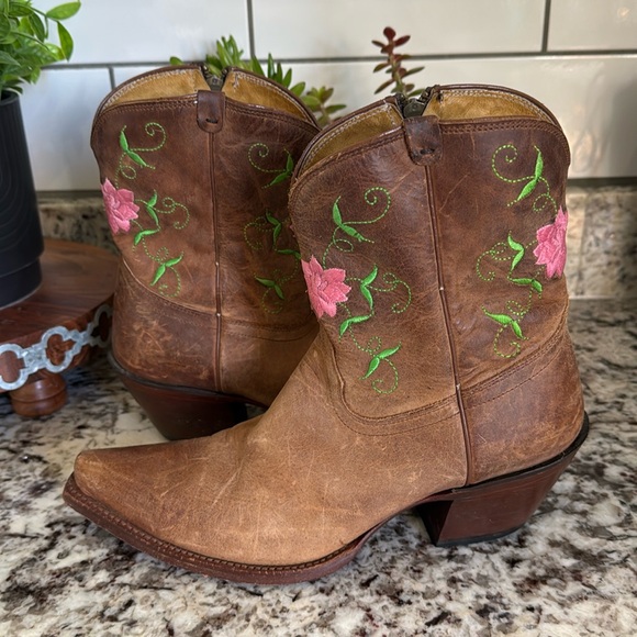 Tony Lama short cowboy leather boot pink embroidered floral accent - Picture 2 of 10